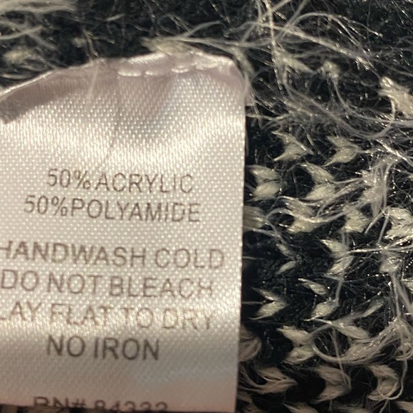 NWT  . 
Beautiful Woman’s Black and white lightweight /jackets Cardigan. - Picture 11 of 11